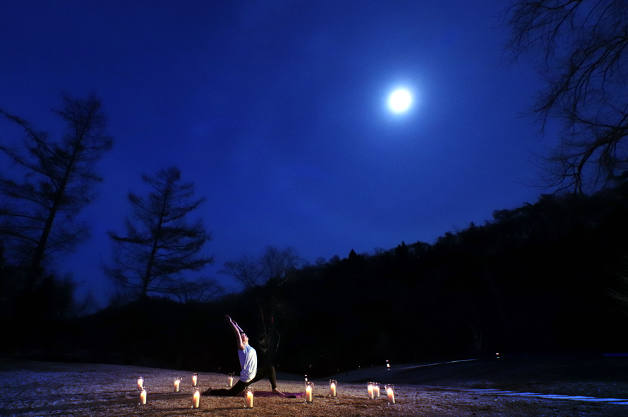 「星野温泉 トンボの湯」で、月の満ち欠けに合わせたヨガを開催